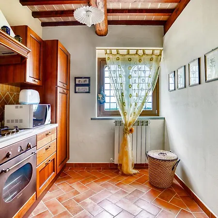 Guesthost - Il Glicine, With Garden And Pool Apartament