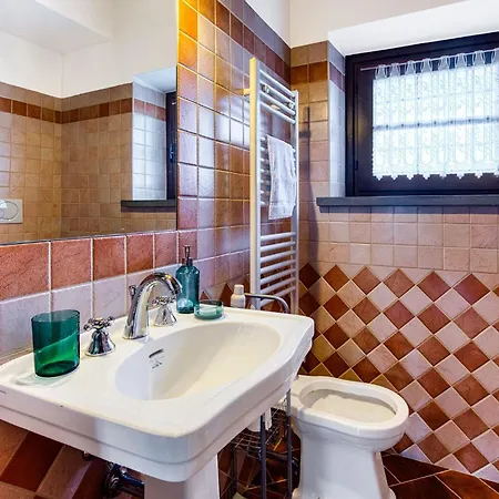 Apartamento Guesthost - Il Glicine, With Garden And Pool *