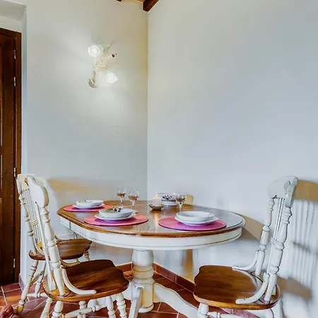 Apartament Guesthost - Il Glicine, With Garden And Pool