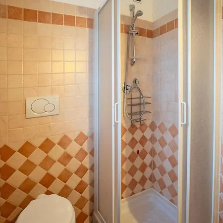 Apartamento Guesthost - Il Glicine, With Garden And Pool *